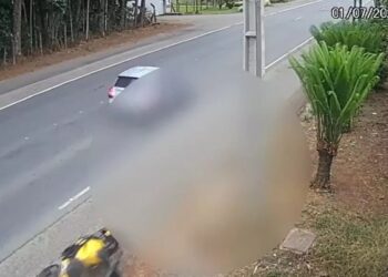 [Vídeo] Câmera de segurança flagra colisão em poste que matou motociclista em Joinville