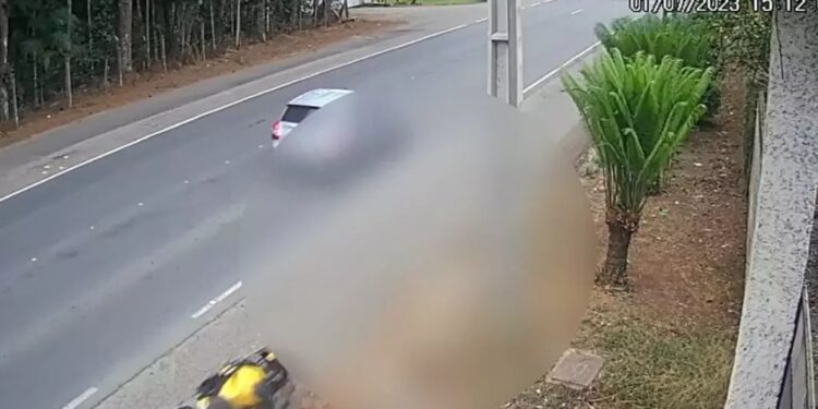 [Vídeo] Câmera de segurança flagra colisão em poste que matou motociclista em Joinville