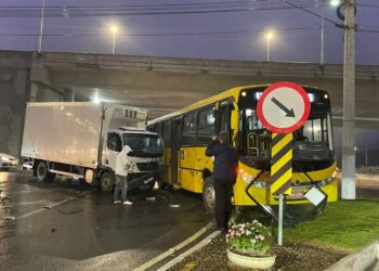 Caminhão e ônibus se envolvem em acidente na BR-280, em Guaramirim