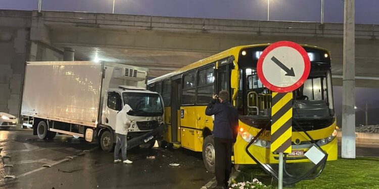 Caminhão e ônibus se envolvem em acidente na BR-280, em Guaramirim