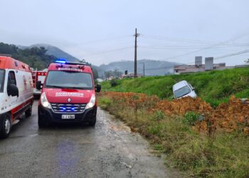 Mulher fica ferida após saída de pista na SC-108, em Guaramirim