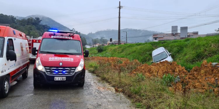 Mulher fica ferida após saída de pista na SC-108, em Guaramirim