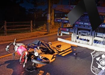 Motociclista morre após colidir em caminhão em São João do Itaperiú