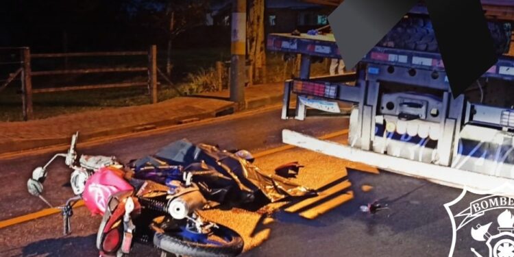 Motociclista morre após colidir em caminhão em São João do Itaperiú