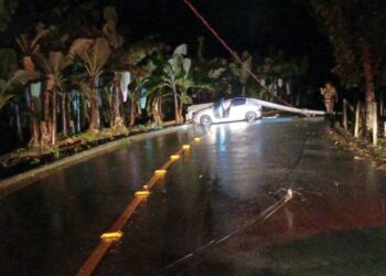 Motorista bate carro contra poste em Jaraguá do Sul