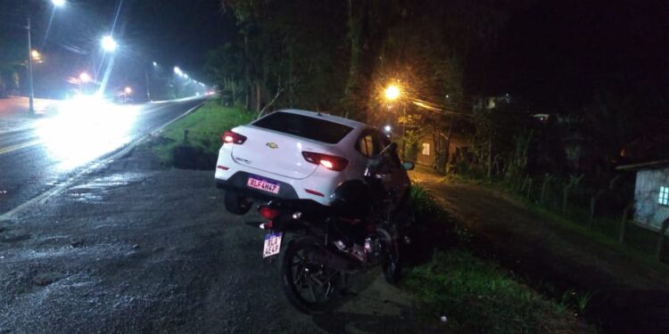 Acidente envolvendo moto e carro é registrado na BR-280, em Jaraguá