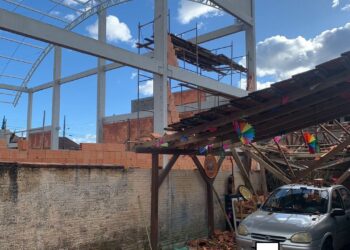 [Vídeo] Após ventania, casa é atingida por parede de obra em Jaraguá do Sul