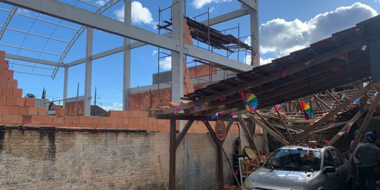 [Vídeo] Após ventania, casa é atingida por parede de obra em Jaraguá do Sul