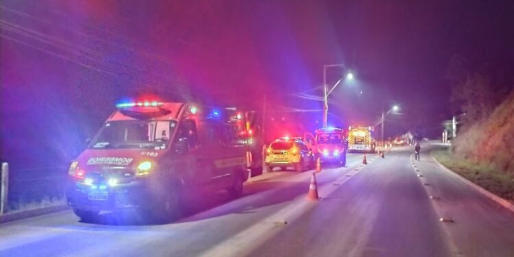 Casal e criança ficam feridos após capotamento em Schroeder