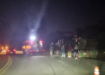 Motorista morre após carreta carregada de bananas tombar na BR-280