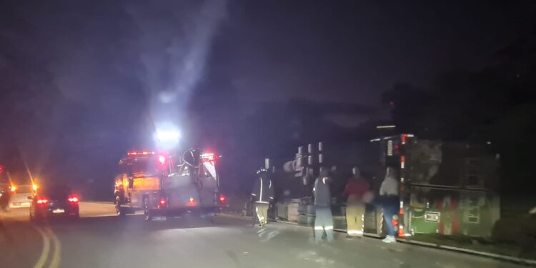 Motorista morre após carreta carregada de bananas tombar na BR-280