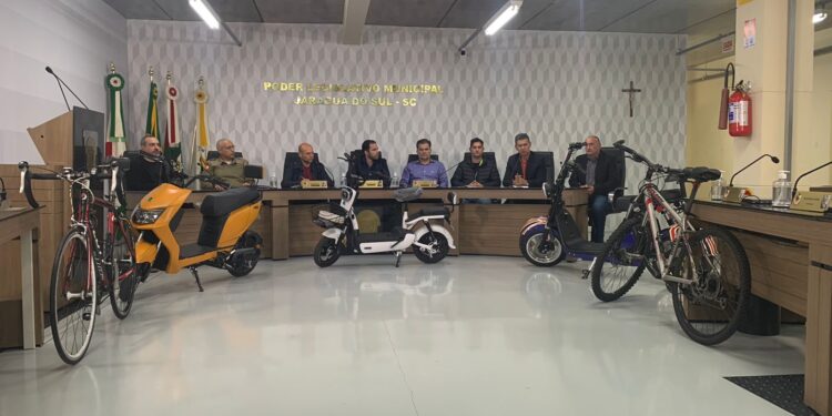 Autoridades de trânsito debatem sobre novas legislações para veículos ciclomotores em Jaraguá do Sul