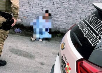 Morador de rua é autuado por perturbar durante desfile festivo em Jaraguá do Sul