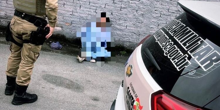 Morador de rua é autuado por perturbar durante desfile festivo em Jaraguá do Sul