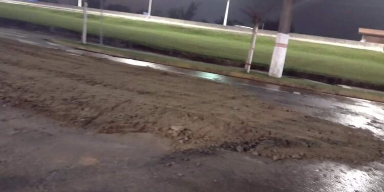 Buraco na Rua Athanásio Rosa, em Guaramirim, é fechado