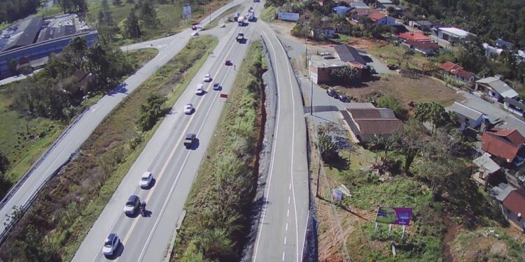 Construção de viaduto altera trânsito da BR-280 em Guaramirim