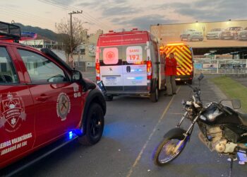 Motociclista fica gravemente ferido após queda em Jaraguá do Sul