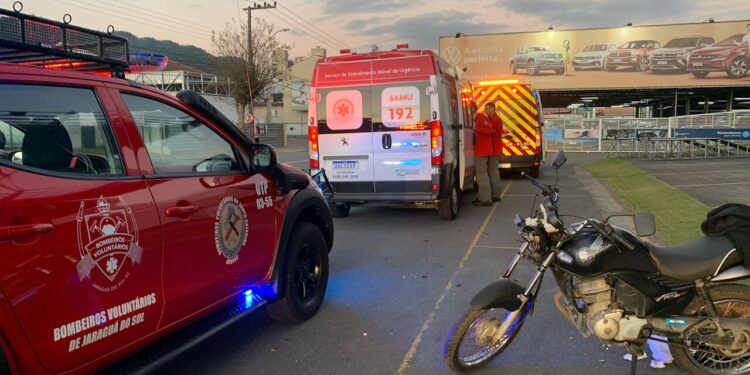 Motociclista fica gravemente ferido após queda em Jaraguá do Sul