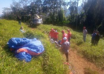 [Vídeo] Homem é resgatado após queda de parapente em Jaraguá do Sul
