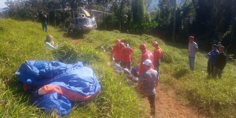 [Vídeo] Homem é resgatado após queda de parapente em Jaraguá do Sul