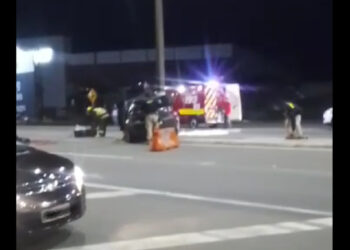 [Vídeo] Carro bate contra poste em Guaramirim