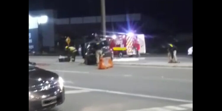 [Vídeo] Carro bate contra poste em Guaramirim