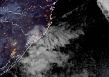 Ciclone extratropical se afasta de Santa Catarina