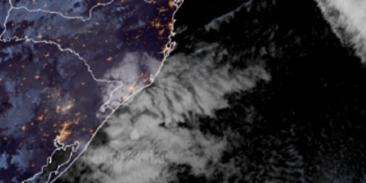 Ciclone extratropical se afasta de Santa Catarina
