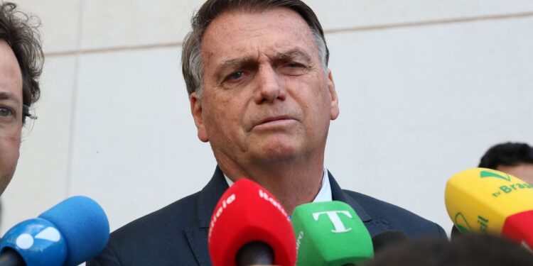Bolsonaro deixa a PF após depoimento