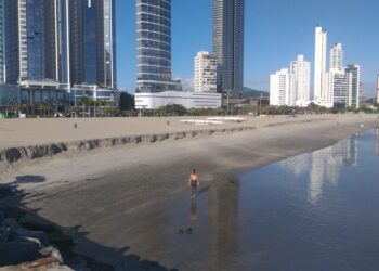 Degrau ressurge na praia alargada de Balneário Camboriú
