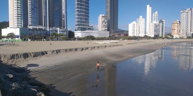 Degrau ressurge na praia alargada de Balneário Camboriú