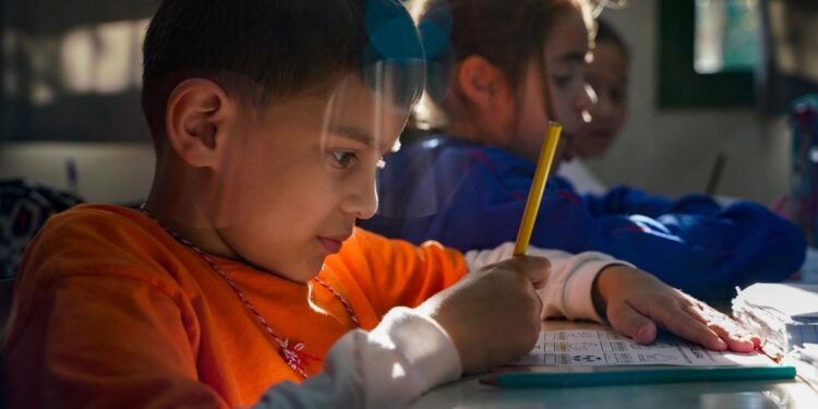 Volta às aulas: escolas da rede estadual retomam atividades nesta segunda-feira