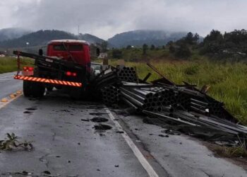 [Vídeo] Carga se desprende de carreta e deixa Rodovia do Arroz parcialmente interditada 