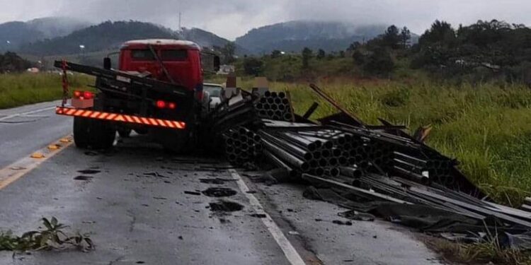 [Vídeo] Carga se desprende de carreta e deixa Rodovia do Arroz parcialmente interditada 