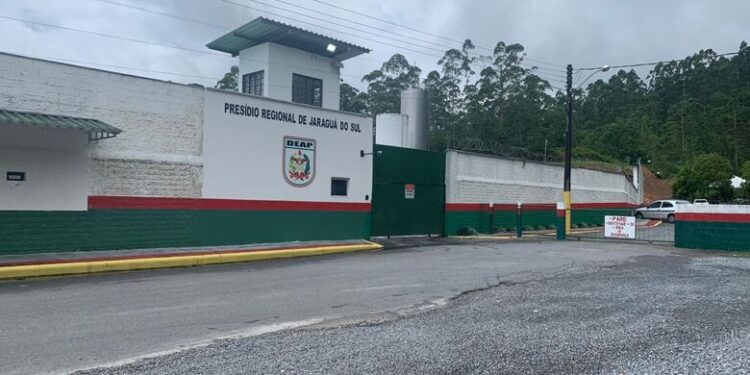 Homem procurado por roubo é preso em Jaraguá do Sul