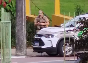 Policial fica ferido após viatura bater em poste durante perseguição em Jaraguá do Sul