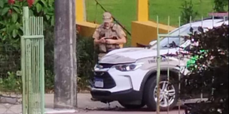 Policial fica ferido após viatura bater em poste durante perseguição em Jaraguá do Sul