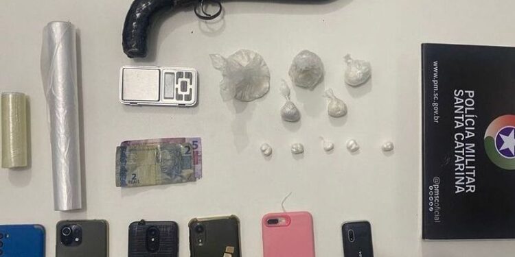 Traficante é preso com drogas e arma em Jaraguá do Sul