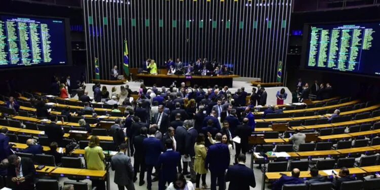Câmara aprova projeto que favorece governo no Carf