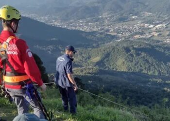 Piloto de parapente cai de altura de 30 metros após decolar em SC