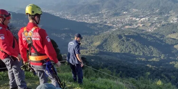 Piloto de parapente cai de altura de 30 metros após decolar em SC