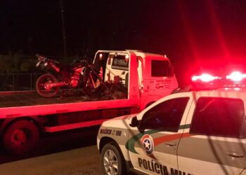 Homem é visto empinando moto por PMs e acaba na delegacia em Corupá