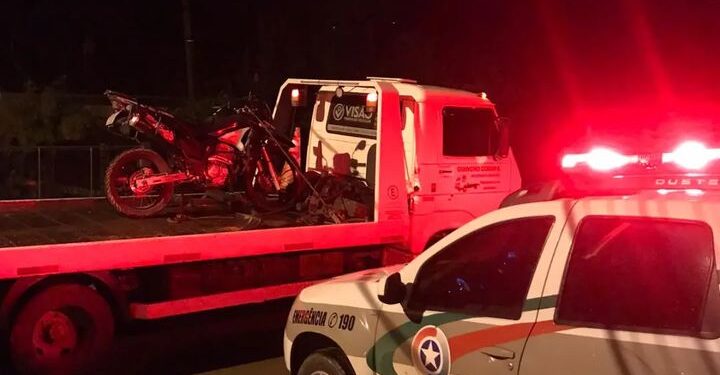 Homem é visto empinando moto por PMs e acaba na delegacia em Corupá