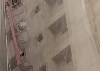 Trabalhadores caem de andaime em obra de prédio no Litoral Norte de SC