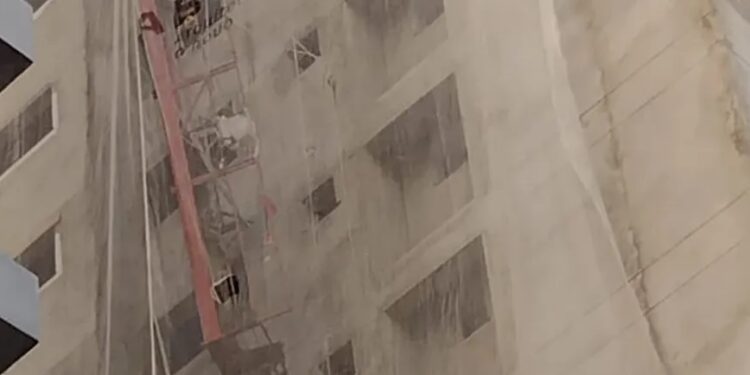 Trabalhadores caem de andaime em obra de prédio no Litoral Norte de SC