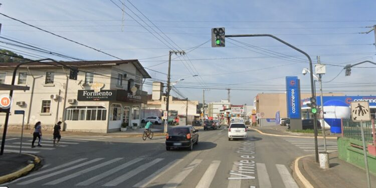 Vereador de Guaramirim quer placa instruindo a não doação de esmolas no semáforo