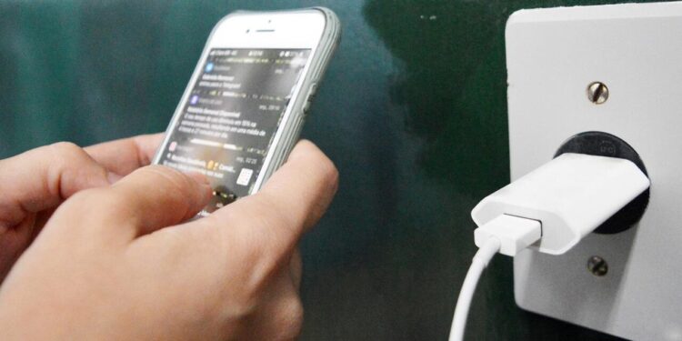 Briga por tomada para carregar celular motiva esfaqueamento em Jaraguá do Sul