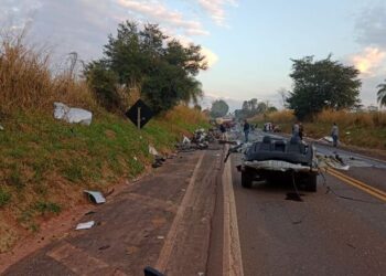 [Vídeo] Carro parte ao meio após acidente no Paraná