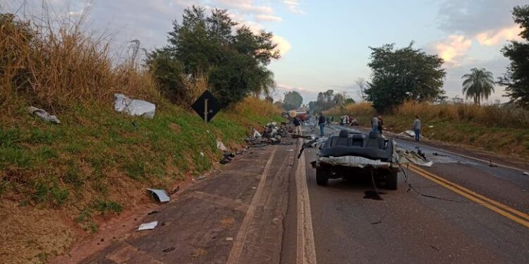 [Vídeo] Carro parte ao meio após acidente no Paraná
