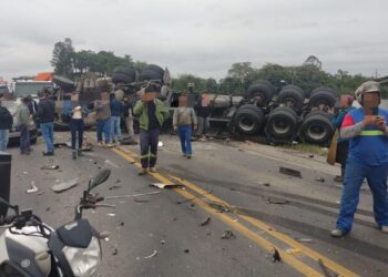 Acidente com cinco caminhões e dois carros deixa uma pessoa ferida na BR-280, em Araquari